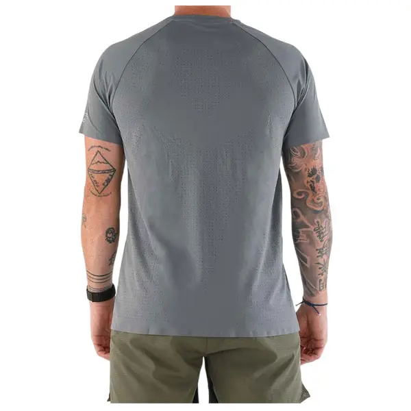 PN-608-04-CAMISETA-TECNICA-GRIS-2026-2-3.webp